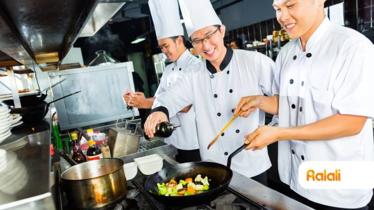 Koordinasi Tim Produksi Makanan Solid Strategis