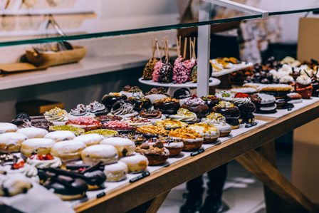 Donat rumahan dengan berbagai variasi topping menarik sebagai ide usaha kuliner.