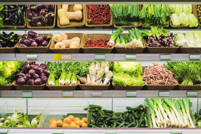Tips memilih bahan makanan segar dan berkualitas dengan memeriksa kondisi sayuran dan buah.