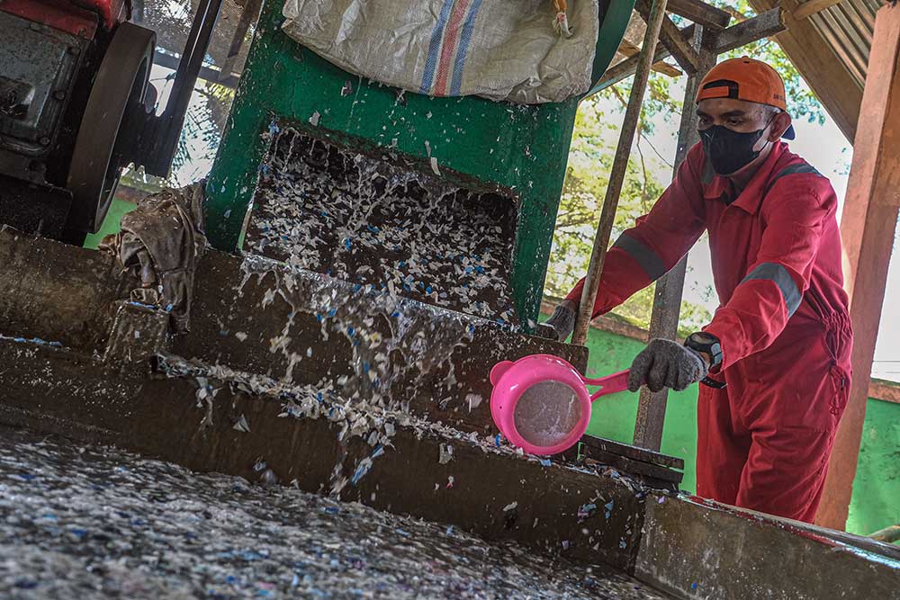 persiapan botol plastik sebelum proses daur ulang